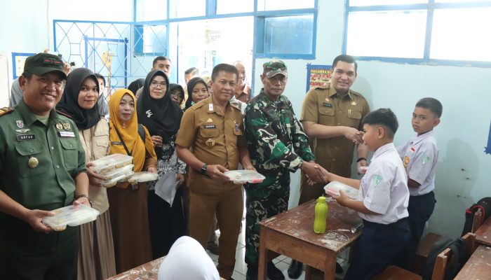 Tinjau Pelaksanaan MBG, Sekda Takalar : Tujuannya Agar Anak Mendapat Asupan Gizi dan Meringankan Beban Orang Tua 