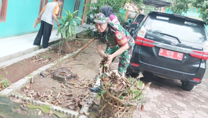 Babinsa Koramil 2301/Cilegon, Karbak Pembersihan Sampah Jalan