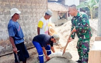 Babinsa Koramil 2305/Cinangka, Karbak Pembuatan Rumah Warga