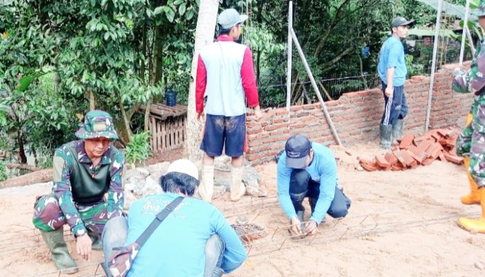 Babinsa Koramil 2303/Pulomerak, Karbak Pembuatan Tanggul