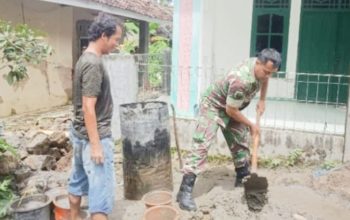 Babinsa Koramil 2305/Cinangka, Karbak Perbaikan Rumah Warga