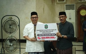 Tarwih Perdana Bersama Warga Takalar, Pemerintah Kab. Takalar Beri Kejutan Hibah Rp100 Juta untuk Masjid Agung 