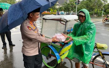 Kapolres Maros Bagikan Takjil di Tengah Hujan, Ciptakan Kehangatan Ramadan