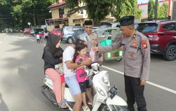 Siwas Bersama SPKT Polres Maros Bagi Takjil Ramadan Ke Pengendara