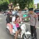 Siwas Bersama SPKT Polres Maros Bagi Takjil Ramadan Ke Pengendara