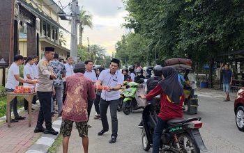 Indahnya Kebersamaan , Polres Takalar Bagikan Takjil Buka Puasa kepada Pengendara