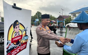 Kapolres Maros Kampanye Hotline 110 Sambil Bagi Takjil Ke Pengendara