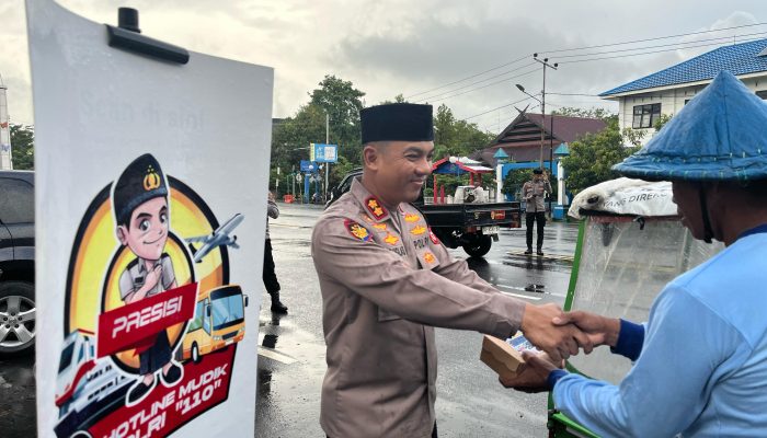 Kapolres Maros Kampanye Hotline 110 Sambil Bagi Takjil Ke Pengendara