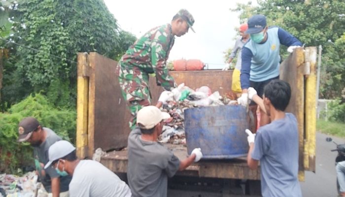 Babinsa Koramil 2304/Anyer, Karbak Membersihkan Sampah Sepanjang Jalan