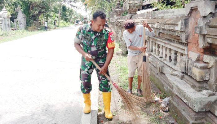 Babinsa Koramil 2305/Cinangka, Karbak Pembersihan Tepi Jalan