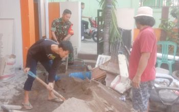 Babinsa Koramil 2302/Bojonegara, Karbak Renovasi Kantor Desa