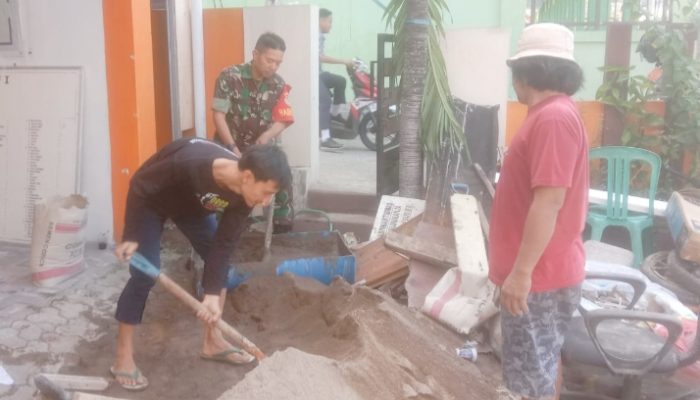 Babinsa Koramil 2302/Bojonegara, Karbak Renovasi Kantor Desa