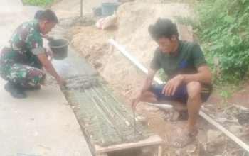 Babinsa Koramil 2306/Mancak, Karbak Pembuatan Drainase Jalan