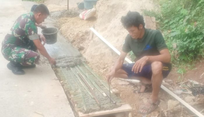 Babinsa Koramil 2306/Mancak, Karbak Pembuatan Drainase Jalan