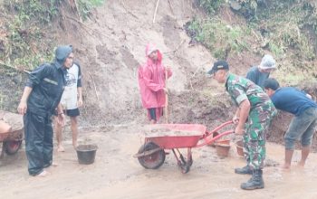 Babinsa Koramil 2306/Mancak, Karbak Membersihkan Jalan Longsor