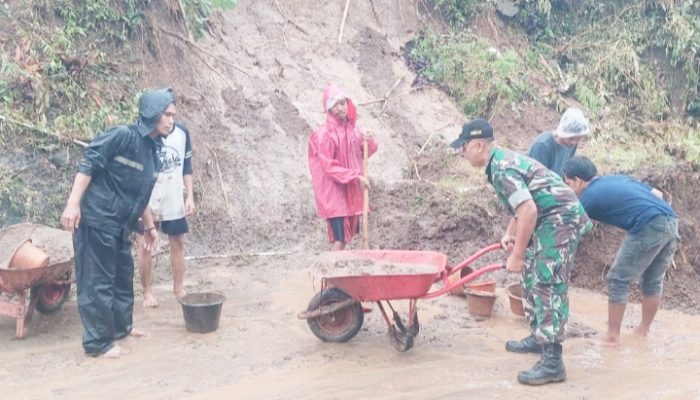 Babinsa Koramil 2306/Mancak, Karbak Membersihkan Jalan Longsor