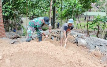 Babinsa Koramil 2306/Mancak, Karbak Meratakan Pasir