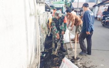 Babinsa Koramil 2304/Anyer, Karbak Pembersihan Drainase