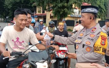 Sat Binmas Polres Maros Berikan Himbauan Kamtibmas Sambil Bagi Takjil Ke Warga