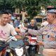 Sat Binmas Polres Maros Berikan Himbauan Kamtibmas Sambil Bagi Takjil Ke Warga